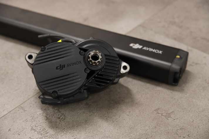 1000 watts of power at a weight of less than 2.6 kilos: can the DJI Avinox keep its full-bodied promises? We drove it, dismantled and measured it, tested it on the test bench and stressed it with measurement technology.