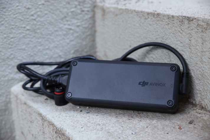 Small part, big effect: The DJI charger is significantly faster than the commercially available competition and hardly any bigger or heavier. A huge advantage for extending the range with a charging stop.