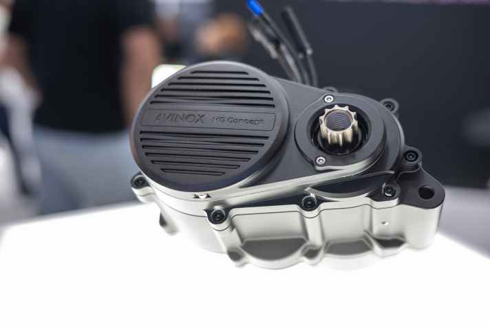 Avinox MG Concept kombiniert einen starken Mittelmotor mit einem stufenlosen eCVT Getriebe.