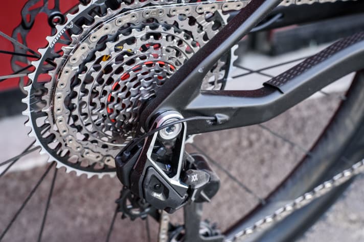Moment mal, waren die Sram-Schaltungen nicht kabellos? Grundsätzlich schon. Bei Fantic wird die Schaltung über einen Port am TQ-Motor mit Energie aus dem Antriebssystem versorgt. So entfällt lästiges Laden des AXS-Akkus.