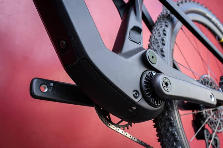 Der TQ HPR 50 versteckt sich kompakt im Tretlager des neuen Fantic Rampage. Öffnet man die mit zwei Schrauben gesicherte Klappe unter dem Motor und entsichert den Akku mit weiteren Schrauben, die von unten ins Unterrohr geschraubt sind, kann man den Akku auch entnehmen.