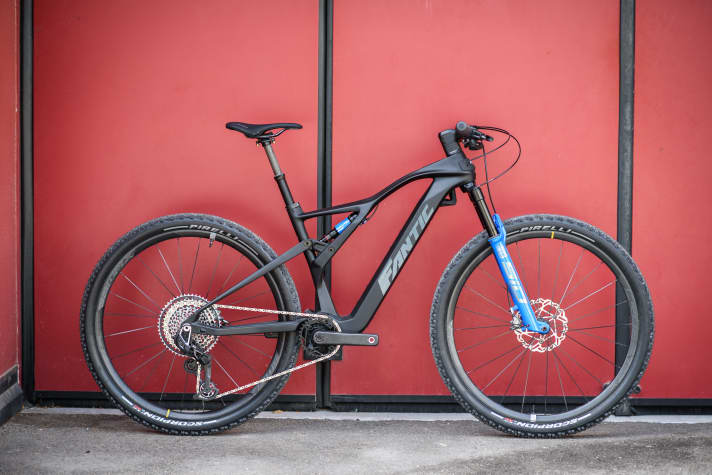 Das auf Leichtbau getrimmte Fantic Rampage 1.2 Topmodell mit 120 Millimetern Federweg und Srams neuer XX Transmission kostet 11590 Euro.
