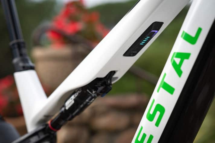 The Bosch system is still controlled in the background via the system controller. However, it is hidden under the top tube and is only used to switch the bike on.