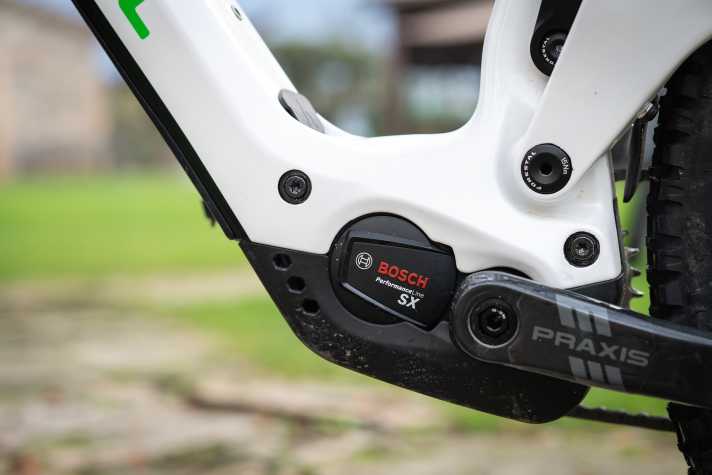 Der Bosch SX liefert bis zu 55 Newtonmeter und satte 600 Watt Spitzenleistung. Allerdings nur für kurze Zwischensprints. Sonst fällt die Leistung mit 400 Watt und 40 Newtonmeter moderater aus.
