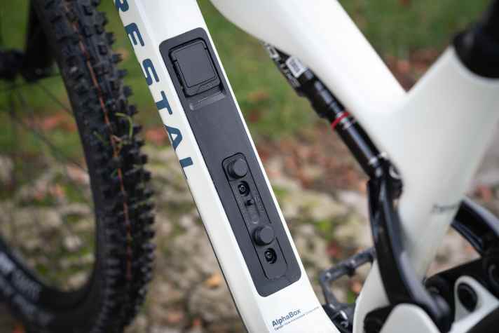 The generous frame storage compartment with Fidlock fastener impresses with its easy handling. The fastener requires minimal manual force and snaps shut again unerringly by itself.
