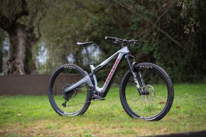 Das E-Cygnus Halo hat als das “günstigere” der zwei Modelle keine Transmission-Schaltung und ein konventionelles Cockpit. Laufräder und Bremsen sind identisch zum Topmodell, das Trail-Fahrwerk von Fox’ ist in der Praxis sogar eher ein Vorteil.