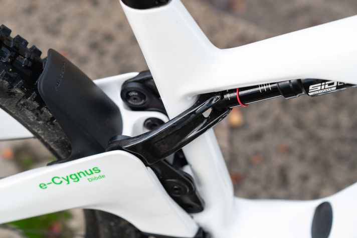 Den aufwändigen Eingelenker kennt man schon von Cyon und Siryon, den bisherigen Modellen von Forestal. Neu am E-Cygnus: Die Dämpferanlenkung aus Carbon.