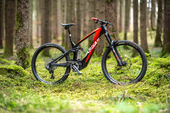 GasGas ECC 5: Sram Eagle Powertrain (90 Nm) // 630 Wh // 29 Zoll // 170 / 160 mm // 24,98 kg // 8999 Euro.