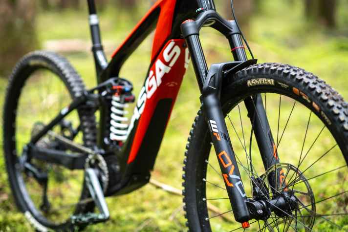 The special suspension with Cone-Valve damping from WP dominates the appearance of the GasGas ECC 5.