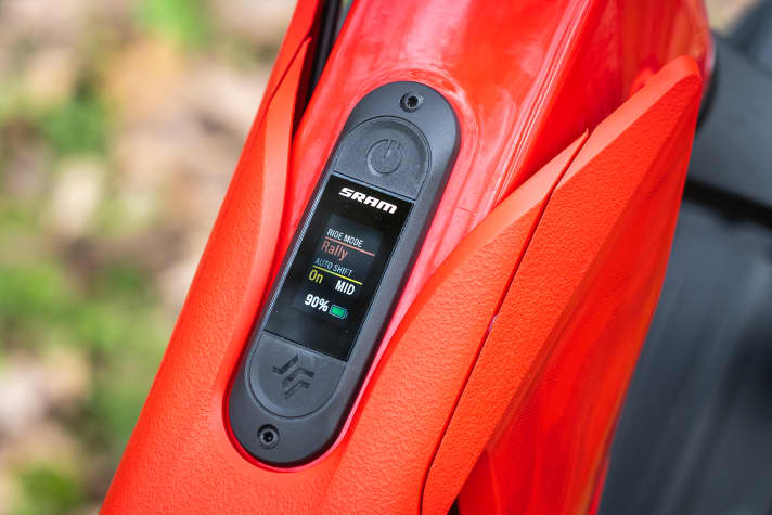 Once you get used to the Auto-Shift, you learn to appreciate it. In most situations, the automatic system reliably takes control, and the Coast Shift feature downhill in particular noticeably enhances the flow experience on the trail.