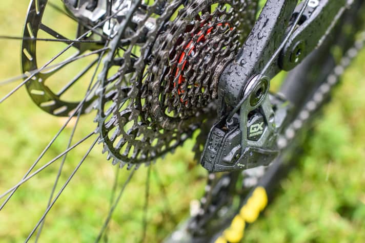 In the version with cable, a slim "dummy" is clicked into the battery holder.