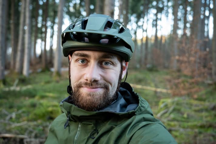 Debut gelungen. Der luftige Rail wird wohl häufiger auf dem Kopf von EMTB-Redakteur Adrian Kaether anzutreffen sein.