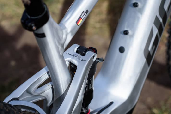 The Flexpoint rear triangle is based on a simplified design with flexing seat stays instead of an additional bearing on the rear axle. In practice, the rear end is sensitive and has good traction.