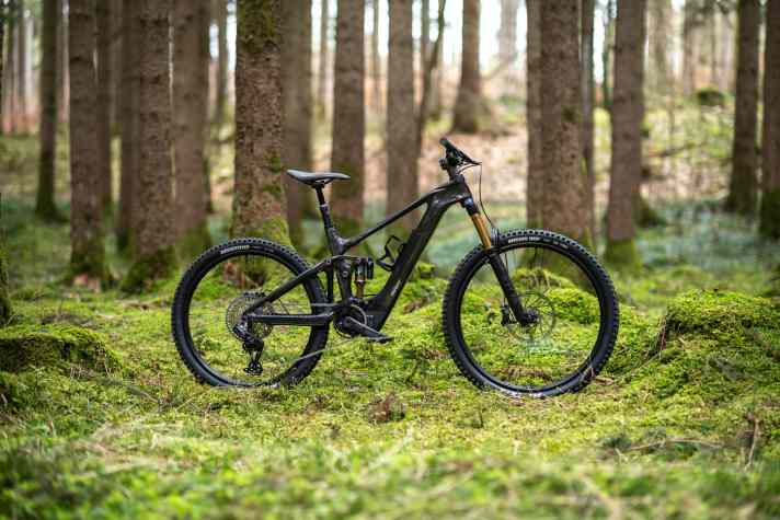 Giant Trance X E+ Elite 1 V2: Syncdrive Pro 2 Mg // 400 Wh // 150/140 mm // 29/27,5 Zoll (Mullet) // 19,78 kg // 7999 Euro.