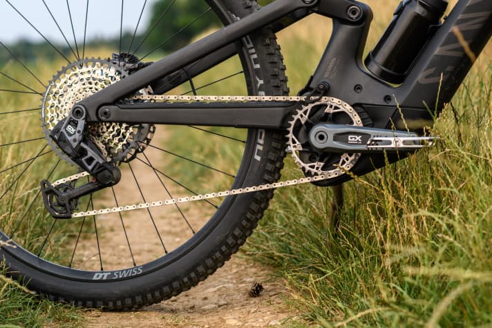Die Sram GX Transmission in Bronze-Optik: Mit 1300 Euro und 2002 Gramm für die komplette Gruppe ist sie 500 Euro günstiger aber nur 280 Gramm schwerer als die Topgruppe XX. Da die X0 Transmission mit 1323 Euro aktuell fast das gleiche kostet wie die GX, dürfte bei der GX der finale Straßenpreis noch etwas niedriger ausfallen.