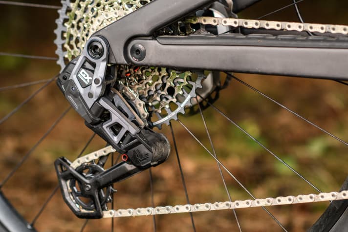 New battery position, but no Magic Wheel. Otherwise, the GX hardly differs from the top XX group in terms of functionality.