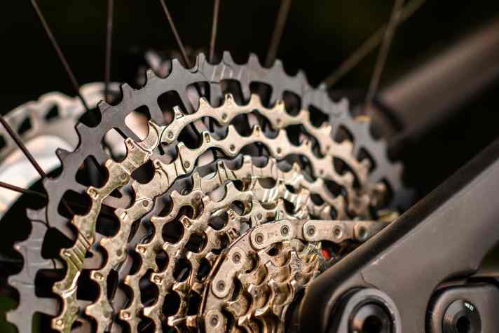 The Sram Transmission cassettes have clearly defined shifting lanes with pronounced climbing aids.