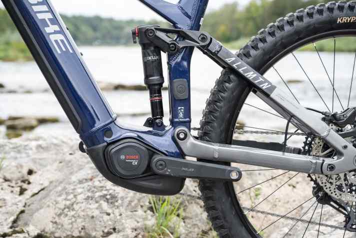 Im Bike werkelt der neue Performance Line CX von Bosch, der Hinterbau verwaltet satte 160 Millimeter Federweg.