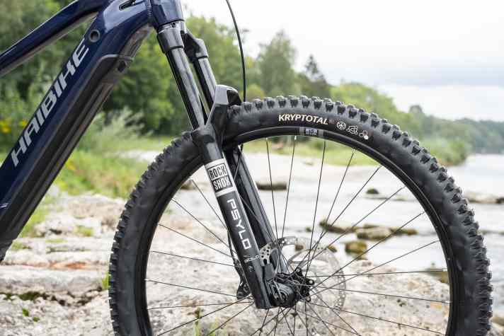 Mit der Rockshox Psylo Gold Gabel, und Shimano-Komponenten von Bremse bis Zwölffach-Antrieb markiert das Allmtn 6 für 5999 Euro bereits das obere Ende der Modellpalette.