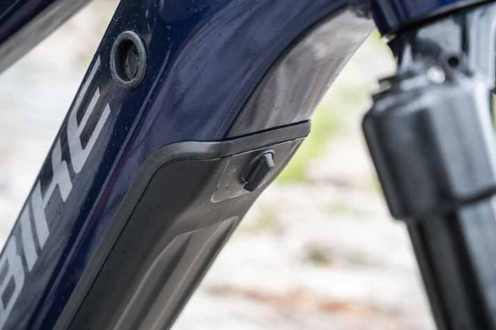 Die Batterie ist per Schlüssel gesichert und kann einfach nach vorne aus dem Unterrohr geklappt werden.