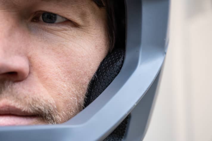 Mit den Wangenpolstern sitzt der Trigger FF fest und sicher am Kopf. Das erhöht das Sicherheitsgefühl. Manche leichten Fullface-Modelle kommen ohne diese Polster.
