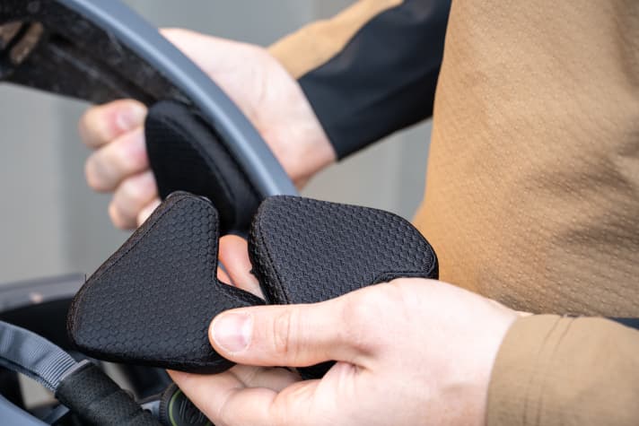 Die Pads sind zum Waschen herausnehmbar. Außerdem gibt es zwei Größen der Polster, um den Helm ideal auf den eigenen Schädel anzupassen.