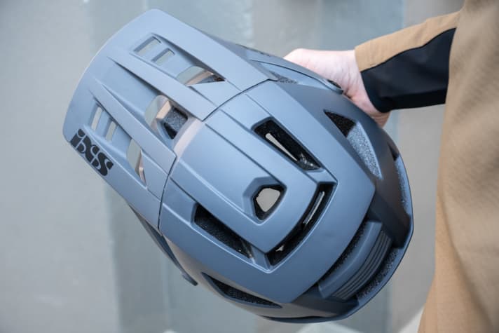 Insgesamt 27 Belüftungsöffnungen beherbergt die Helmschale des IXS Trigger FF.