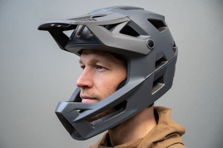 Florentin Vesenbeckh is deputy editor-in-chief at EMTB Magazine and likes to hide his unkempt mat under a helmet. When things get fast and rough downhill, he currently favours the IXS Trigger FF Mips.