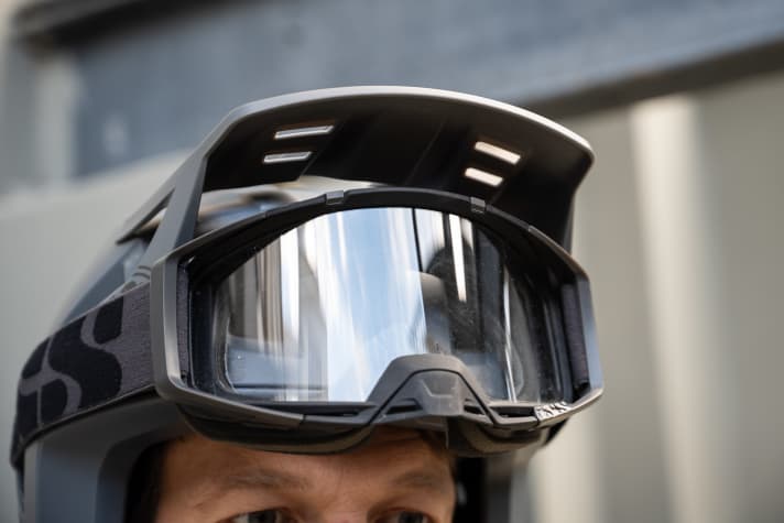 Das Visier kann in zwei Stufen nach oben geklappt werden. In oberster Position ist Platz für die Goggle.