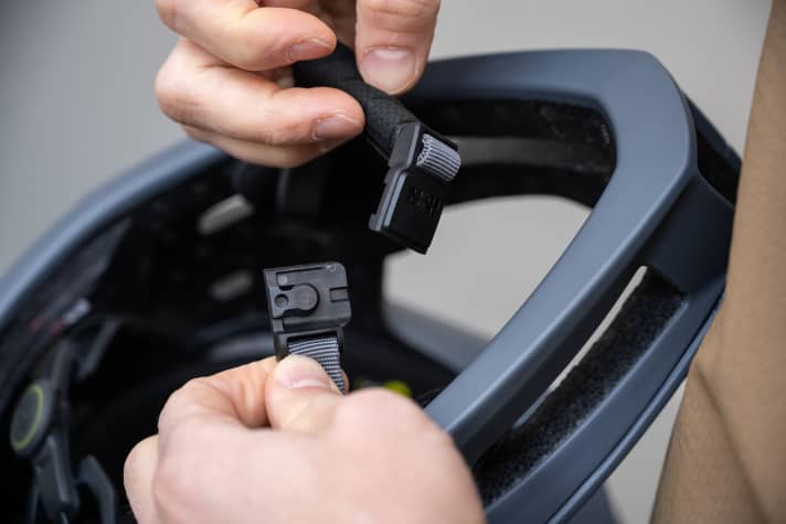 Das Kinnband wird mit einem praktischen Magnetverschluss fixiert.