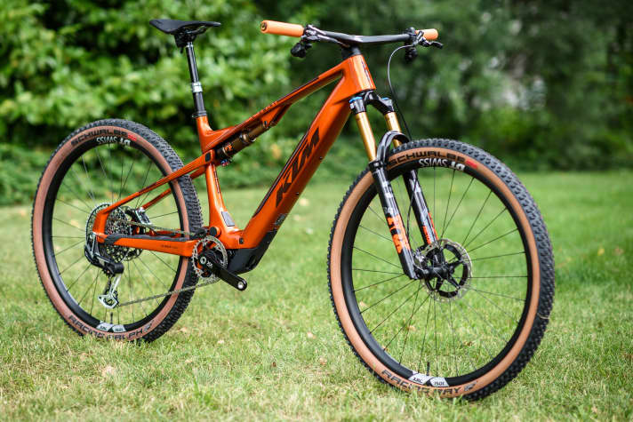 The top model comes with extra-light equipment. The promised weight of 16.5 kilos is impressive for a bike with a removable battery.