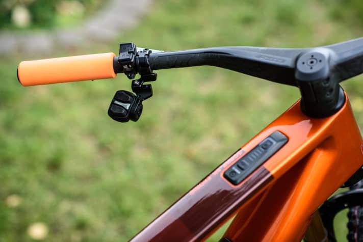 KTM setzt beim Scarp SX auf die sportliche Kombination aus Mini-Remote und System-Controller. Die ESI-Schaum-Griffe sind beliebt unter Racern, weil leicht und trotzdem komfortabel.