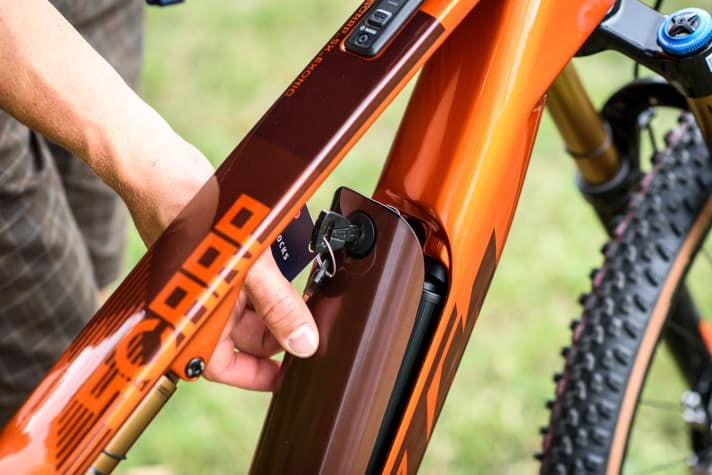 Auch bei den leichten neuen E-MTBs von KTM ist der Akku per Schlüssel gesichert. Das gilt auch fürs exklusive KTM Macina Scarp Exonic.