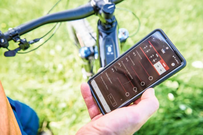 EMTB test manager Florentin Vesenbeckh rode the track with each bike and motor as many times as it took to record at least one fault-free run with suitable performance data. The best lap time recorded for each engine was used for the assessment. In the apps and settings menus of the systems, we set all the controls all the way to the right so that all engines deliver their full power as early as possible.