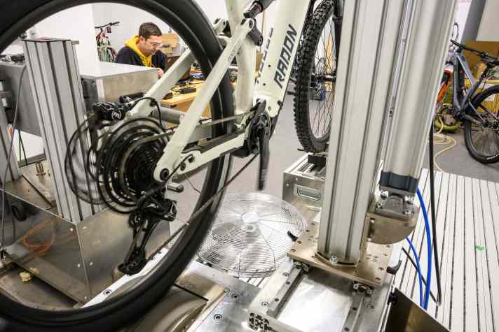 Im Prüflabor PT Labs haben wir alle Antriebe auf einem Rollenprüfstand gemessen. Die umfangreiche Laboranalyse ergänzt unsere Erfahrungen und Tests aus der Praxis um objektiv vergleichbare Daten.