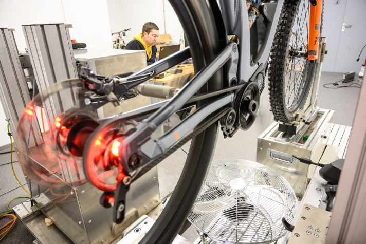 Im Prüflabor PT Labs haben wir alle Antriebe auf einem Rollenprüfstand gemessen. Die umfangreiche Laboranalyse ergänzt unsere Erfahrungen und Tests aus der Praxis um objektiv vergleichbare Daten.