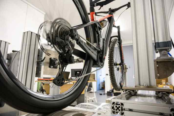 Im Prüflabor PT Labs haben wir alle Antriebe auf einem Rollenprüfstand gemessen und exakt vergleichbare Leistungs- und Drehmomentwerte ermittelt. Die Leistungsabnahme erfolgt am Hinterrad.