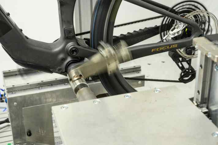 Im Prüflabor PT Labs haben wir alle Antriebe auf einem Rollenprüfstand gemessen. Die umfangreiche Laboranalyse ergänzt unsere Erfahrungen und Tests aus der Praxis um objektiv vergleichbare Daten.