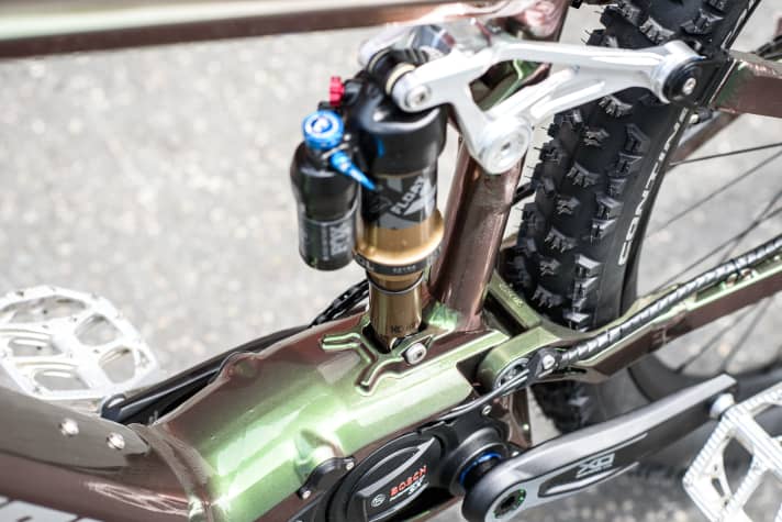 The potent Float-X rear shock manages 130 millimetres of travel. The small struts are used for frame rigidity, the head tube comes from the CNC milling machine. Finally, everything is welded together by hand.