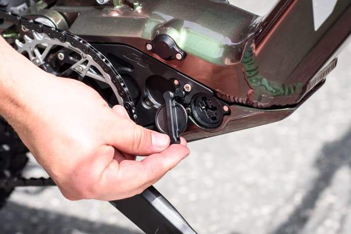 The charging port is closed with a magnetic cover. When charging, the cover can be clipped into a park position.