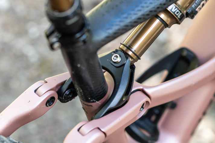 The geometry of the Rise LT can be adjusted using the flip chip on the shock mount.