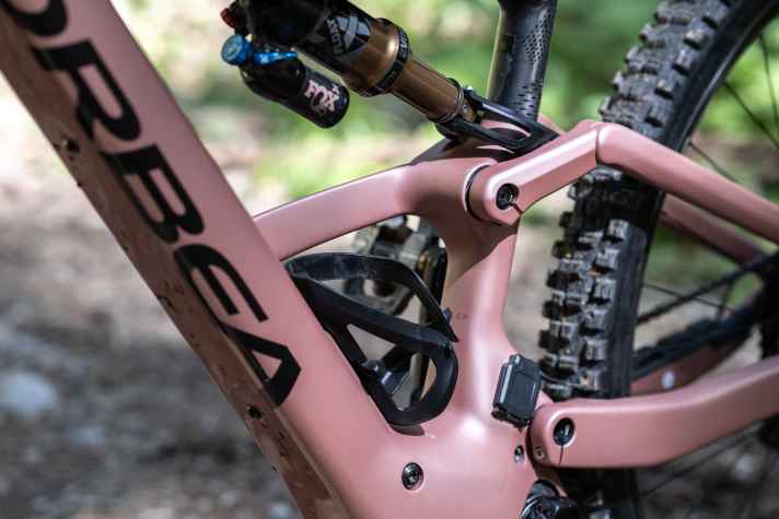 The main battery (420 or 630 watt hours) is firmly screwed into the down tube. A range extender with 210 Wh can also be stowed in the bottle cage.