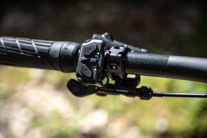 An der Steps-Bedieneinheit EN600 wird das System an- und ausgeschaltet und durch die U-Stufen gescrollt. Über die LEDs wird der Modus und die Akku-Kapazität angezeigt.