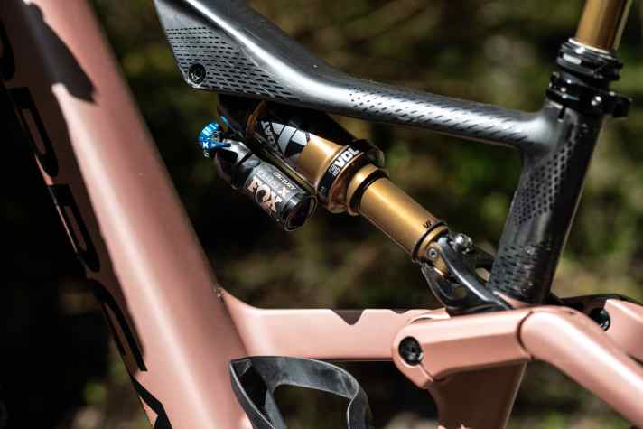 The Orbea Rise LT comes with a rear shock with reservoir, optionally even with a Fox DHX with steel spring. This results in 150 mm at the rear. At the front, Orbea only uses the Fox 36 fork with 160 millimetres.