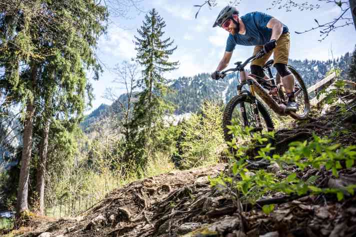 Im Bikepark Oberammergau durfte das neue Orbea Rise LT seine Nehmerqualitäten beweisen. Schnell wird klar: Hier steckt deutlich mehr Enduro drin, als im Vorgänger.