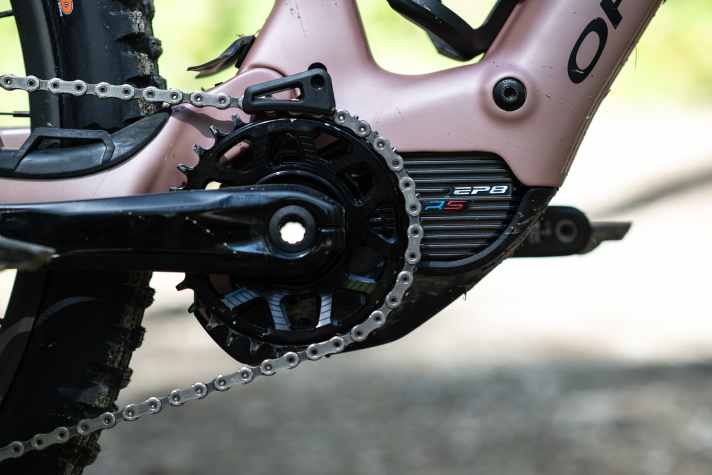 Blau-Rot - die farblichen Änderungen am RS-Logo zeigen deutlich das Update im Inneren des EP801 RS Gen2. 85 Newtonmeter liefert er maximal.