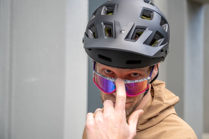 Ey, hast Du was über mein Outfit gesagt? Auffallen ist mit der Try-Hard von Pit Viper nicht so schwer. Die Zebra-Pink-Kombi hört auf den Namen “The Son of Beach”.