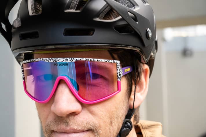 Die große Brille deckt das Sichtfeld breit ab und bietet beim Biken guten Schutz vor Fahrtwind. Wer seine Falten rund um die Augen vor Blicken schützen möchte, greift besser zum dunkleren, verspiegelten Glas.