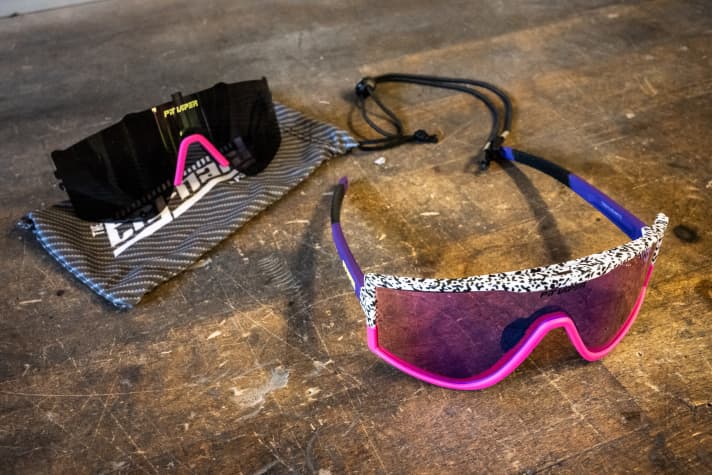 The Pit Viper Try-Hard can be used with a full frame (right) or only with a nose piece (left) as a half frame. Lenses and frame options are freely interchangeable.