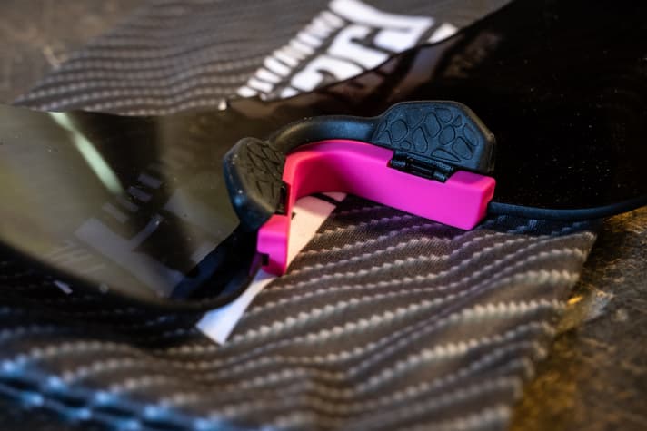 The nose wings can be adjusted very finely, but the ratchet adjusts quite easily when put on.